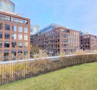 JEDINEČNÝ 2i byt, NOVOSTAVBA, KLÍMA, VÝHĽAD, PARKING, SKY PARK - Moderné budovy s veľkými oknami a zeleným priestorom na Továrenskej ulici v Bratislave.