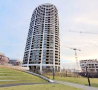 JEDINEČNÝ 2i byt, NOVOSTAVBA, KLÍMA, VÝHĽAD, PARKING, SKY PARK - Veža na Továrenskej ulici v Bratislave, Starom Meste, obklopená žeriavmi na stavenisku.