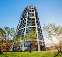 JEDINEČNÝ 2i byt, NOVOSTAVBA, KLÍMA, VÝHĽAD, PARKING, SKY PARK - Budova na Továrenskej ulici s oceľovo-betónovou konštrukciou a presklenou fasádou, Bratislava - Staré Mesto.