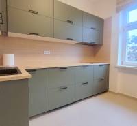 Pekný 3i byt, REKONŠTRUKCIA, KLÍMA, NIVY, Trenčianska ulica - Kuchyňa 3-izbového bytu na ulici Trenčianska, s modernou linkou a veľkým oknom.