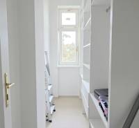 Pekný 3i byt, REKONŠTRUKCIA, KLÍMA, NIVY, Trenčianska ulica - Úložný priestor s regálmi v 3-izbovom byte na ulici Trenčianska, obsahuje záhradné potreby.