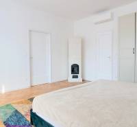 Pekný 3i byt, REKONŠTRUKCIA, KLÍMA, NIVY, Trenčianska ulica - Spálňa s veľkou posteľou, šatníkovou skriňou, kachľovou pecou, na ulici Trenčianska.