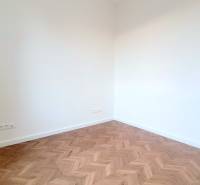 Pekný 3i byt, REKONŠTRUKCIA, KLÍMA, NIVY, Trenčianska ulica - Prázdna izba s parketovou podlahou na ulici Trenčianska, súčasť 3-izbového bytu.