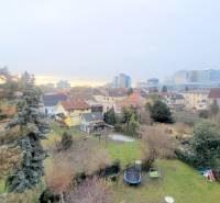 Pekný 3i byt, REKONŠTRUKCIA, KLÍMA, NIVY, Trenčianska ulica - Výhľad na rezidenčnú štvrť s dvorom, v pozadí ulice Trenčianska a mesto.