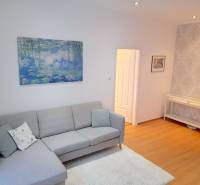 Pekný 2i byt, REKONŠTRUKCIA, CENTRUM, Bukureštská ulica, Staré Mesto - Na ulici Bukurešťská nájdeme 2-izbový byt so svetlou obývačkou a pohovkou.