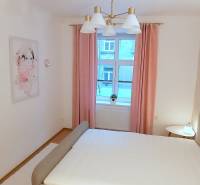 Pekný 2i byt, REKONŠTRUKCIA, CENTRUM, Bukureštská ulica, Staré Mesto - Spálňa s posteľou a umeleckým obrazom, čerstvé závesy na Bukurešťskej, 2-izbový byt.