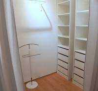 Pekný 2i byt, REKONŠTRUKCIA, CENTRUM, Bukureštská ulica, Staré Mesto - Na ulici Bukurešťská je skriňový priestor 2-izbového bytu s policami a podlahou.