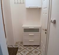 Pekný 2i byt, REKONŠTRUKCIA, CENTRUM, Bukureštská ulica, Staré Mesto - Vstupná chodba, dlažba, biela komoda a vešiakov á stena v 2-izbovom byte na Bukurešťskej.