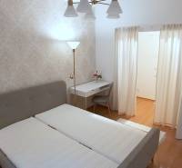 Pekný 2i byt, REKONŠTRUKCIA, CENTRUM, Bukureštská ulica, Staré Mesto - Spálňa v 2-izbovom byte s posteľou a stolíkom na ulici Bukurešťská.