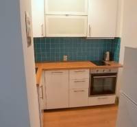 Pekný 2i byt, REKONŠTRUKCIA, CENTRUM, Bukureštská ulica, Staré Mesto - Kuchyňa na ulici Bukurešťská, 2-izbový byt, biele skrinky, modrý obklad.