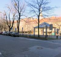 JEDINEČNÝ 2i byt, REKONŠT., 2 X .SAMOST.IZBA, Hviezdoslavovo nám.  - Na Hviezdoslavovo námestie sú stromy, parkujúce autá a historické budovy v pozadí.