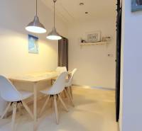 JEDINEČNÝ 2i byt, REKONŠT., 2 X .SAMOST.IZBA, Hviezdoslavovo nám.  - Jedálenský kút so stolom a stoličkami v 2-izbovom byte, Hviezdoslavovo námestie.