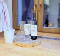 JEDINEČNÝ 2i byt, REKONŠT., 2 X .SAMOST.IZBA, Hviezdoslavovo nám.  - Na obrázku sú dve fľaše vína a pohár na drevenej doske.