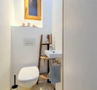 JEDINEČNÝ 2i byt, REKONŠT., 2 X .SAMOST.IZBA, Hviezdoslavovo nám.  - Kúpeľňa s toaletou a umývadlom v 2-izbovom byte na Hviezdoslavovo námestie.