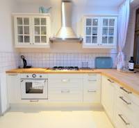 JEDINEČNÝ 2i byt, REKONŠT., 2 X .SAMOST.IZBA, Hviezdoslavovo nám.  - Kuchyňa s drevenou pracovnou doskou a bielymi skrinkami na 2-izbový byt.