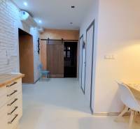 JEDINEČNÝ 2i byt, REKONŠT., 2 X .SAMOST.IZBA, Hviezdoslavovo nám.  - Interiér 2-izbového bytu so štýlovou kuchyňou a jedálenským kútom na území Hviezdoslavovo námestie.