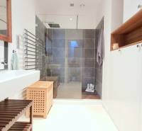 JEDINEČNÝ 2i byt, REKONŠT., 2 X .SAMOST.IZBA, Hviezdoslavovo nám.  - Kúpeľňa s veľkým umývadlom, sprchovacím kútom a úložnými skrinkami. Na ulici Hviezdoslavovo námestie.