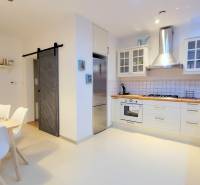 JEDINEČNÝ 2i byt, REKONŠT., 2 X .SAMOST.IZBA, Hviezdoslavovo nám.  - Svetlá kuchyňa s jedálenským kútom a dreveným stolom, 2-izbový byt.