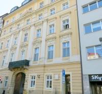 JEDINEČNÝ 2i byt, REKONŠT., 2 X .SAMOST.IZBA, Hviezdoslavovo nám.  - Historická budova na ulici s honosnou fasádou, parkovanie a reštaurácia blízko.