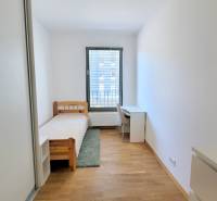 MODERNÝ 3i byt, CUBICON GARDENS, BALKÓN, PARKING, Rudolfa Mocka - Jednoduchá izba v 3-izbovom byte s jedným lôžkom a podlahou s dreveným dekorom.