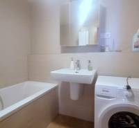 MODERNÝ 3i byt, CUBICON GARDENS, BALKÓN, PARKING, Rudolfa Mocka - Kúpeľňa s vaňou, umývadlom a práčkou v 3-izbovom byte.