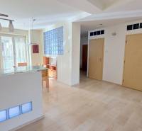 JEDINEČNÝ 2i byt, REKONŠTRUKCIA, 2 x BALKÓN, Kúpeľná ulica,Staré Mesto - Interiér 2-izbového bytu s barovým pultom, jedálenským kútom a podlahou s dreveným dekorom.