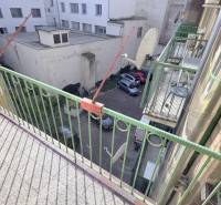 JEDINEČNÝ 2i byt, REKONŠTRUKCIA, 2 x BALKÓN, Kúpeľná ulica,Staré Mesto - Balkón s kovovým zábradlím, dvor so zaparkovanými autami, pohľad zo staršieho 2-izbového bytu.