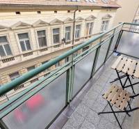 JEDINEČNÝ 2i byt, REKONŠTRUKCIA, 2 x BALKÓN, Kúpeľná ulica,Staré Mesto - Balkón s malým posedením v 2-izbovom byte na Kúpeľnej ulici v Bratislave - Staré Mesto.