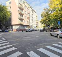 JEDINEČNÝ 2i byt, REKONŠTRUKCIA, 2 x BALKÓN, Kúpeľná ulica,Staré Mesto - Ulica Kúpeľná v Bratislave - Starom Meste, prechod pre chodcov, budovy, zaparkované autá.