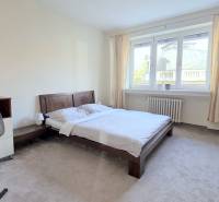 JEDINEČNÝ 2i byt, REKONŠTRUKCIA, 2 x BALKÓN, Kúpeľná ulica,Staré Mesto - Spálňa v 2-izbovom byte so svetlými stenami, posteľou a ventilátorom.