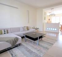 JEDINEČNÝ 2i byt, REKONŠTRUKCIA, 2 x BALKÓN, Kúpeľná ulica,Staré Mesto - Svetlá obývacia izba v 2-izbovom byte s pohovkou a jedálenským stolom.