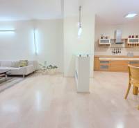 JEDINEČNÝ 2i byt, REKONŠTRUKCIA, 2 x BALKÓN, Kúpeľná ulica,Staré Mesto - Obývačka spojená s kuchyňou, sedačkou a jedálenským stolom, podlaha s dreveným dekorom.