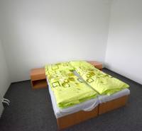 Pekný 3i byt, 3 x NEPRIECH.IZBA, BALKÓN, Radarová ulica, Ostredky - Spálňa v 3-izbovom byte s dvojlôžkom a nočnými stolíkmi, jemné zelené obliečky.