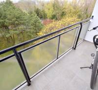 Pekný 3i byt, 3 x NEPRIECH.IZBA, BALKÓN, Radarová ulica, Ostredky - Balkón v 3-izbovom byte, s bicyklom a výhľadom na zeleň v Bratislave, Ružinove.