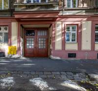 Pekná Garsónka, CENTRUM, REKONŠTRUKCIA,Vajanského nábrežie,Staré Mesto - Vchod budovy v Bratislave na Vajanského nábreží s drevenými dverami.