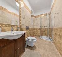  EXKLUZÍVNY, VEĽKOMETRÁŽNY 3i byt ( 130 m2 ), REKONŠTRUKCIA, CENTRUM - Kúpeľňa v 3-izbovom byte s keramickými obkladmi a sprchovým kútom.