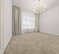  EXKLUZÍVNY, VEĽKOMETRÁŽNY 3i byt ( 130 m2 ), REKONŠTRUKCIA, CENTRUM - Elegantný priestor s kobercom, záclonami a zlatým lustrom v 3-izbovom byte.