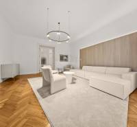  EXKLUZÍVNY, VEĽKOMETRÁŽNY 3i byt ( 130 m2 ), REKONŠTRUKCIA, CENTRUM - Obývacia izba v 3-izbovom byte s béžovou sedačkou a podlahou s dreveným dekorom.