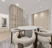  EXKLUZÍVNY, VEĽKOMETRÁŽNY 3i byt ( 130 m2 ), REKONŠTRUKCIA, CENTRUM - Interiér 3-izbového bytu s podlahou s dreveným dekorom, okrúhlym stolom a stoličkami.