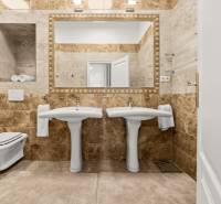  EXKLUZÍVNY, VEĽKOMETRÁŽNY 3i byt ( 130 m2 ), REKONŠTRUKCIA, CENTRUM - Luxusná kúpeľňa v 3-izbovom byte s dvojitým umývadlom a keramickými obkladmi.