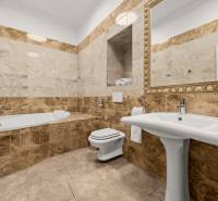  EXKLUZÍVNY, VEĽKOMETRÁŽNY 3i byt ( 130 m2 ), REKONŠTRUKCIA, CENTRUM - Kúpeľňa so zabudovanou vaňou a umývadlom v 3-izbovom byte.