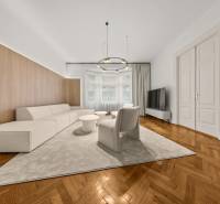  EXKLUZÍVNY, VEĽKOMETRÁŽNY 3i byt ( 130 m2 ), REKONŠTRUKCIA, CENTRUM - Priestranná obývačka v 3-izbovom byte s podlahou s dreveným dekorom a pohodlným sedením.