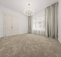  EXKLUZÍVNY, VEĽKOMETRÁŽNY 3i byt ( 130 m2 ), REKONŠTRUKCIA, CENTRUM - Priestranná miestnosť s kobercovou podlahou a veľkým oknom v 3-izbovom byte.