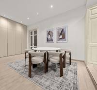  EXKLUZÍVNY, VEĽKOMETRÁŽNY 3i byt ( 130 m2 ), REKONŠTRUKCIA, CENTRUM - Jedálenská časť 3-izbového bytu s kobercovým pokrytím a podlahou s dreveným dekorom.