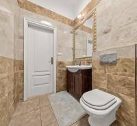  EXKLUZÍVNY, VEĽKOMETRÁŽNY 3i byt ( 130 m2 ), REKONŠTRUKCIA, CENTRUM - Kúpeľňa v 3-izbovom byte s mramorovým obkladom, umývadlom a toaletou.