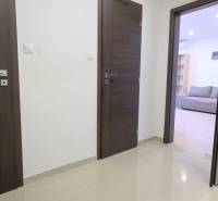 MODERNÝ 2i byt, REKONŠTRUKCIA, KLÍMA, MOZARTOVA ulica, Horský park - Chodba 2-izbového bytu s dlažbou, masívnymi dverami a zrkadlovou skriňou.