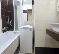 MODERNÝ 2i byt, REKONŠTRUKCIA, KLÍMA, MOZARTOVA ulica, Horský park - Kúpeľňa v 2-izbovom byte s vaňou, práčkou a umývadlom na tmavej doske.