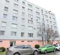 MODERNÝ 2i byt, REKONŠTRUKCIA, KLÍMA, MOZARTOVA ulica, Horský park - Bytový dom so zaparkovanými autami na Mozartovej ulici v Bratislave - Starom Meste.