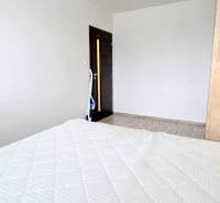 MODERNÝ 2i byt, REKONŠTRUKCIA, KLÍMA, MOZARTOVA ulica, Horský park - Spálňa s manželskou posteľou, podlahou s dreveným dekorom, svetlé steny v 2-izbovom byte.