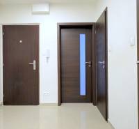 MODERNÝ 2i byt, REKONŠTRUKCIA, KLÍMA, MOZARTOVA ulica, Horský park - Vnútorná chodba so svetlými stenami a drevenými dverami, 2-izbový byt.